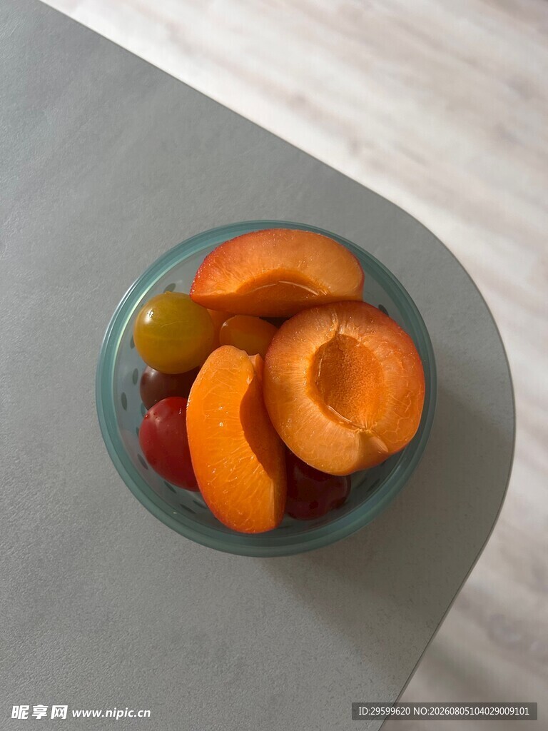 碗中多彩水果切片