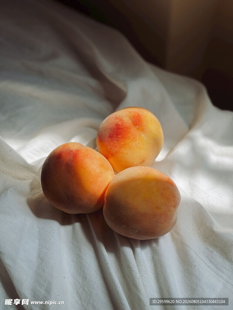 白床单上的三颗鲜嫩桃子