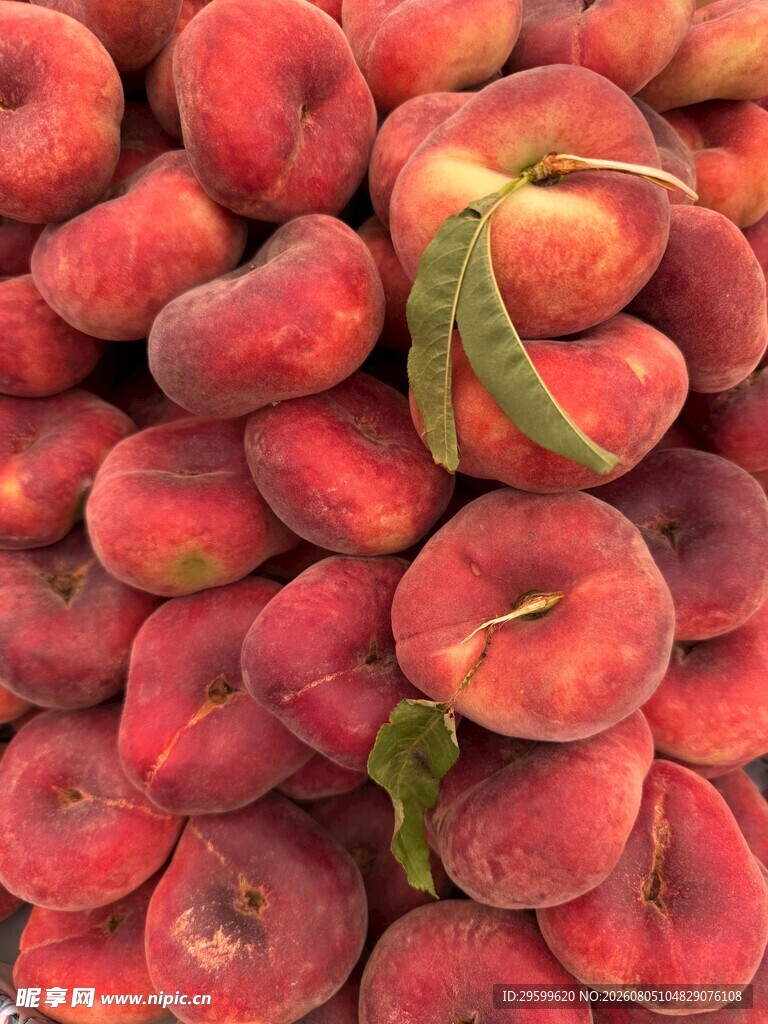 新鲜饱满的红桃堆叠