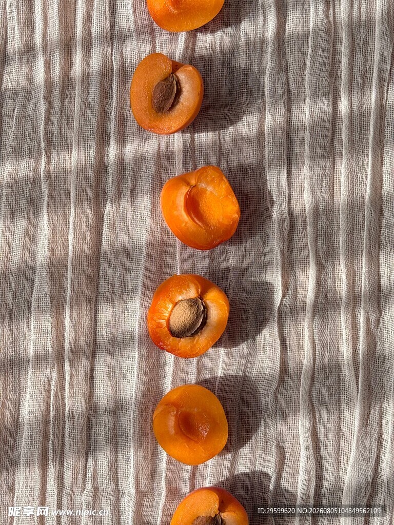 排列整齐的新鲜杏子