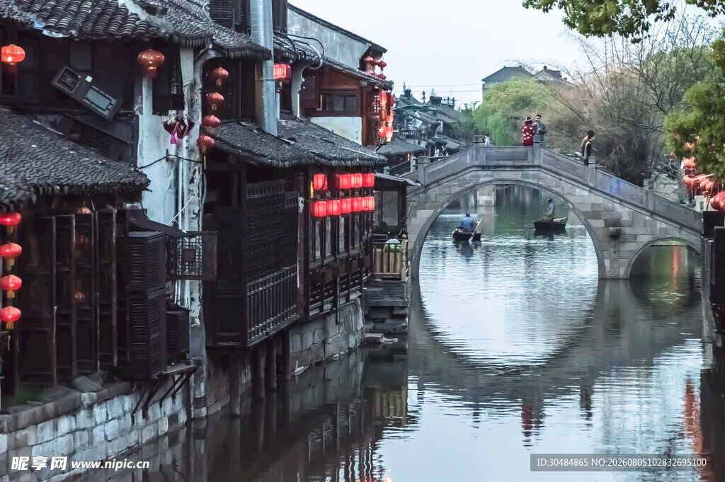 江南水乡古桥红灯映景