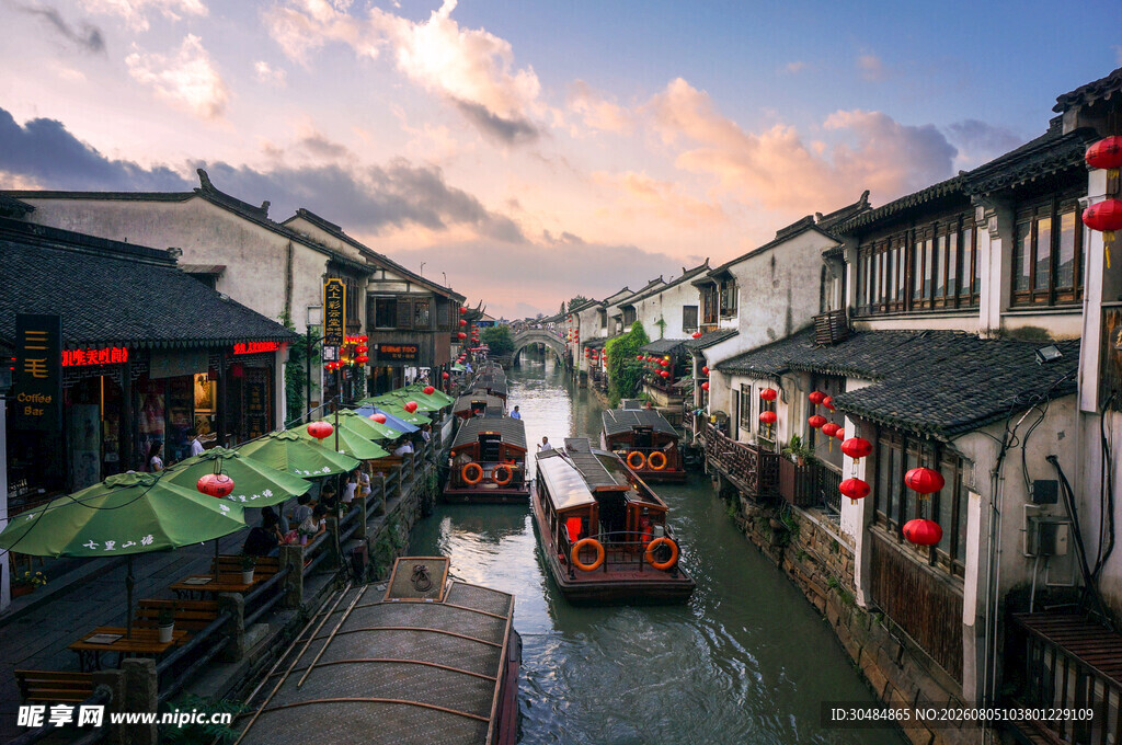 江南水乡古巷的黄昏美景