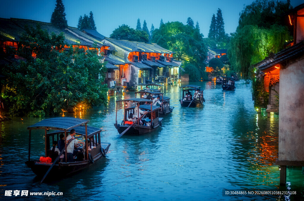 江南水乡夜景游船画面