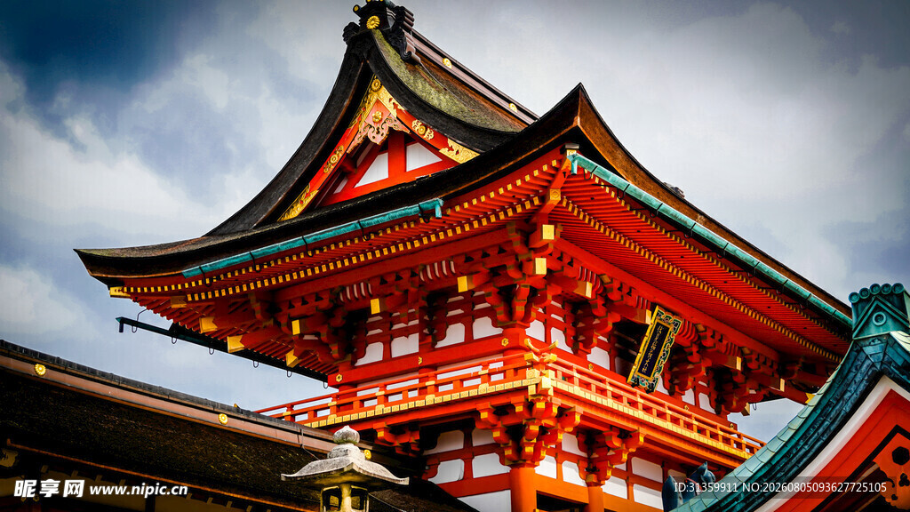 日式传统红色阁楼建筑