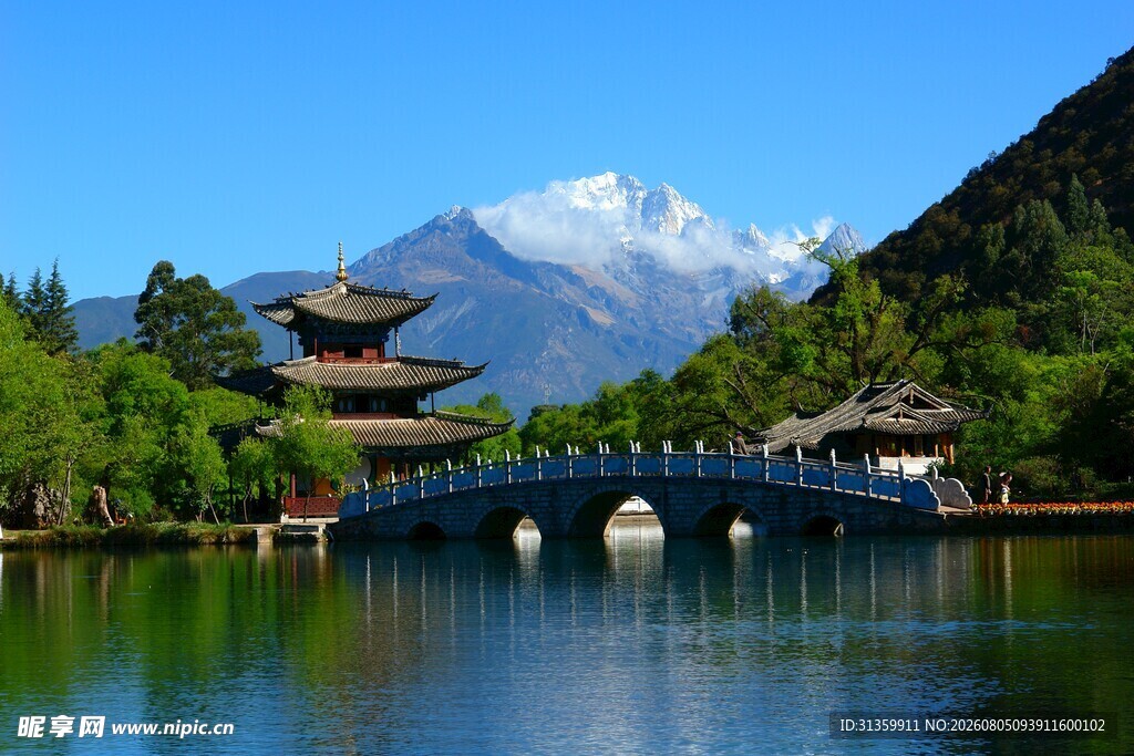 湖畔古桥与雪山相映成趣