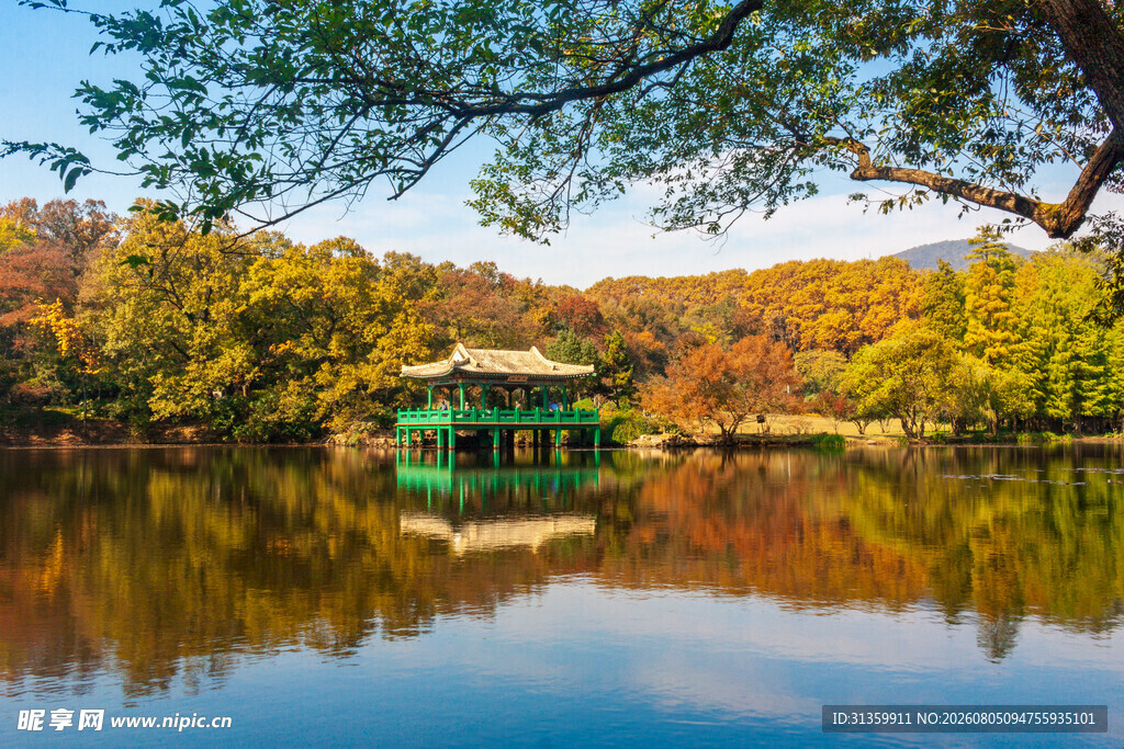 秋日湖畔亭景