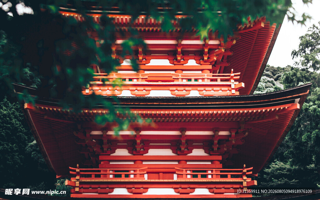 日式红塔绿意环绕之景