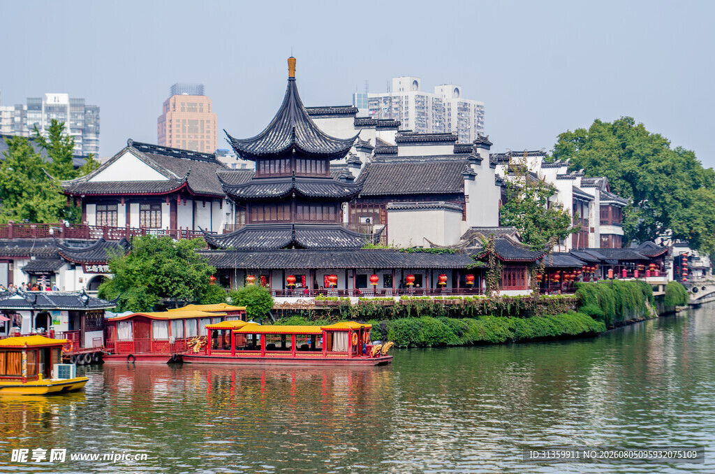 江南水乡古建筑游船风景
