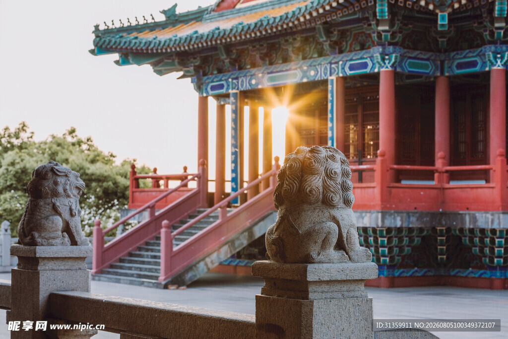 古建庙宇前的石狮子与阳光