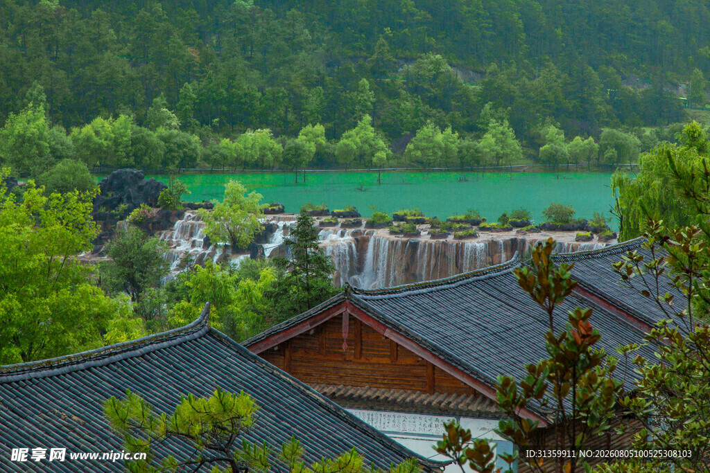 湖畔古居青山绿水相映