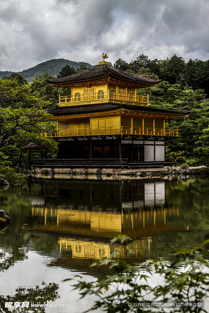 日本金阁寺倒映于湖水间