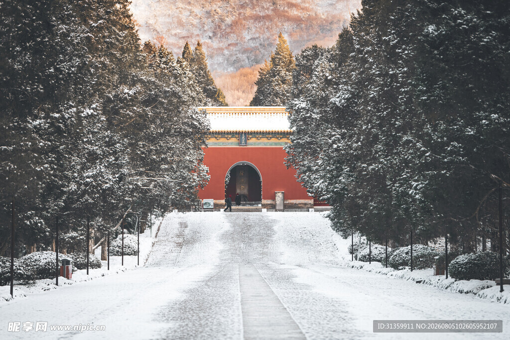 雪覆红门林间静谧景致
