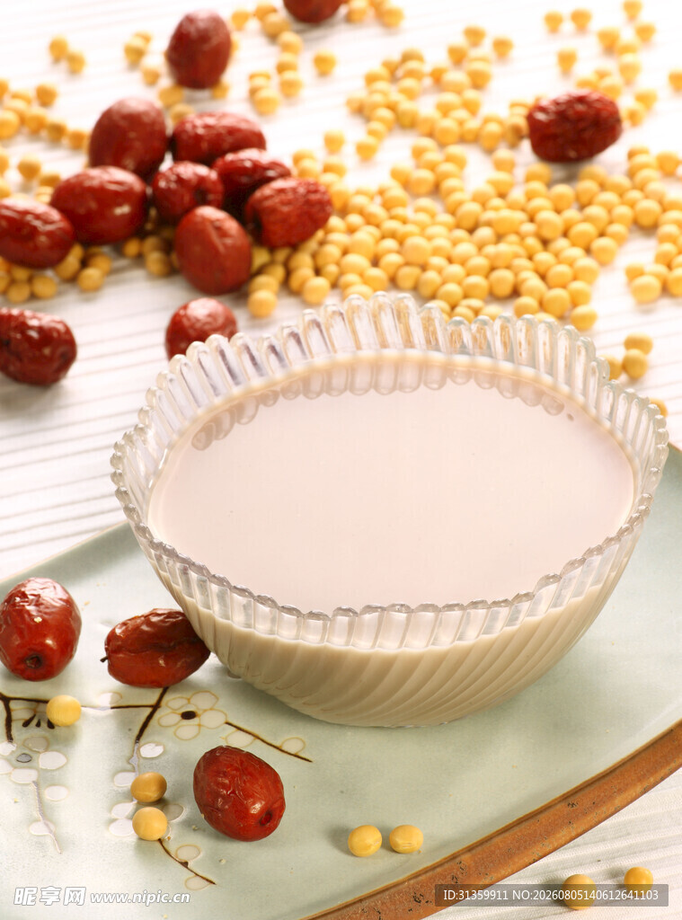 一碗豆浆与散落的食材