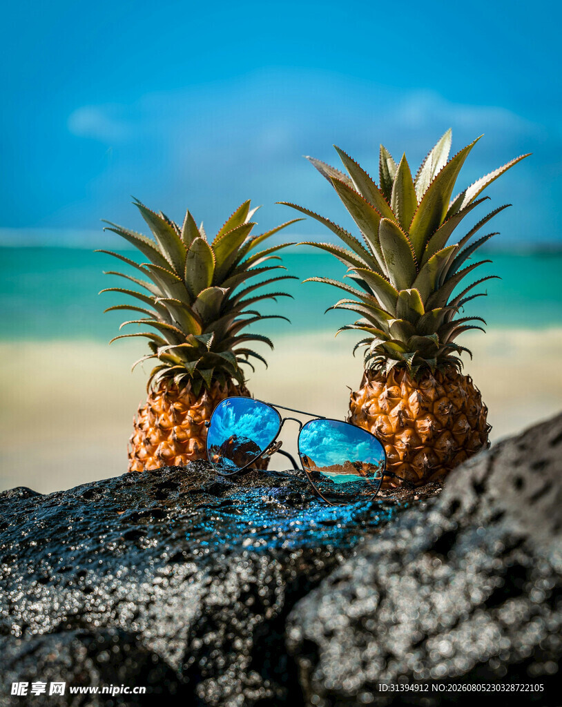 海滩上戴墨镜的双菠萝