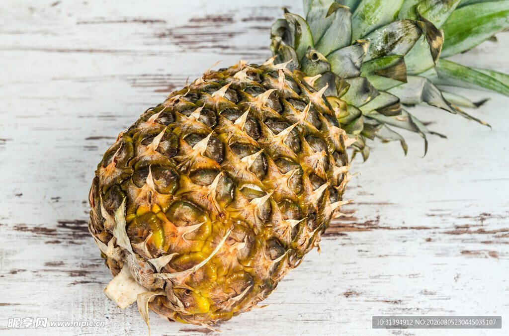 木桌上的新鲜菠萝