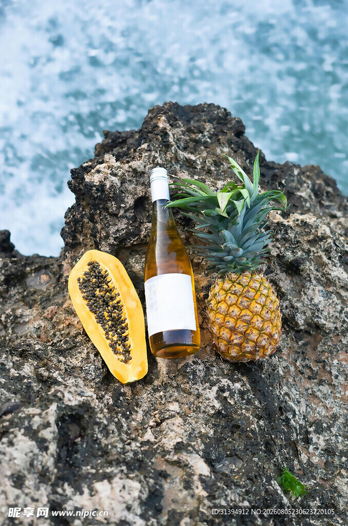 海边岩石上的菠萝与美酒