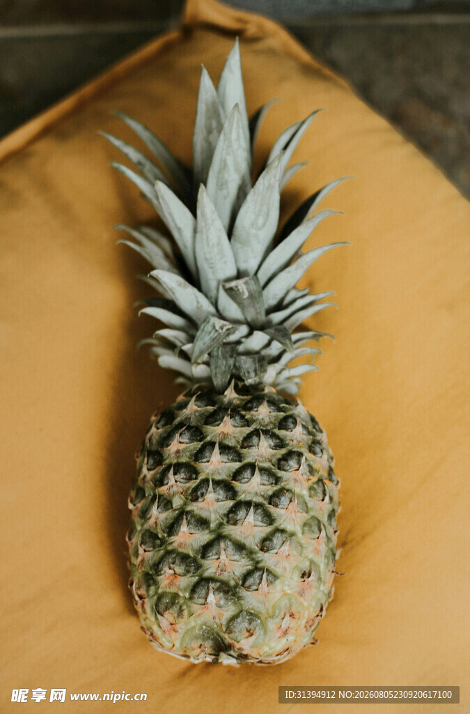 金黄布上的新鲜菠萝
