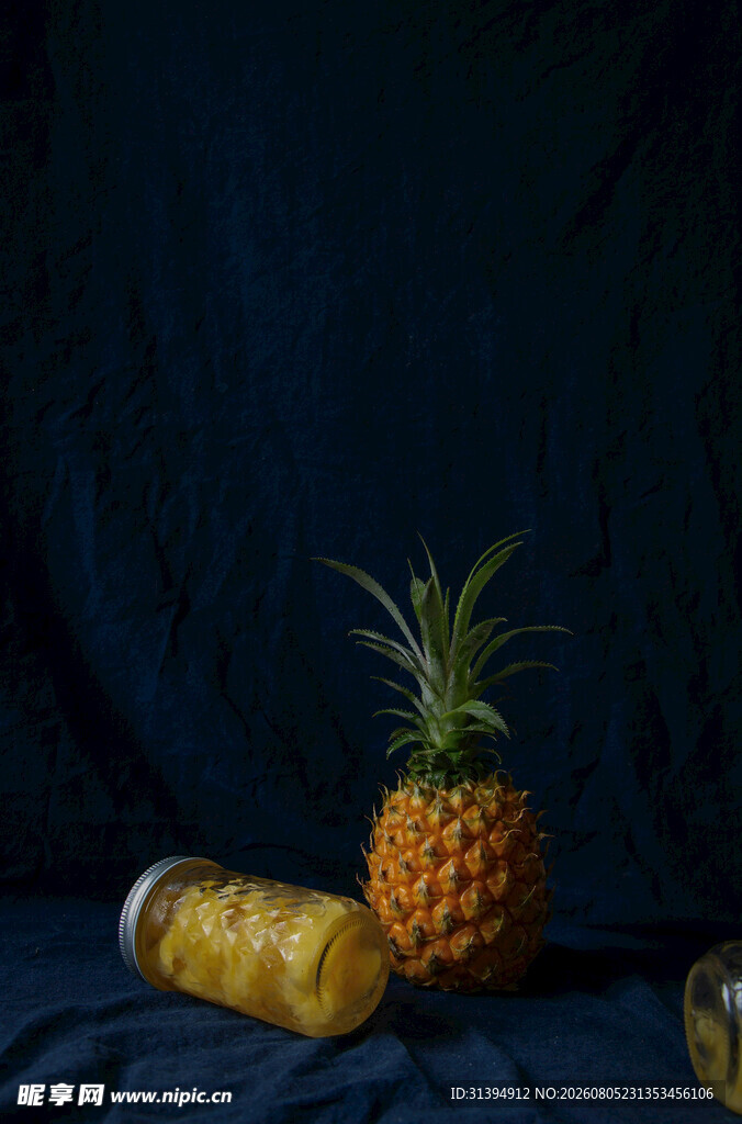 菠萝与蜂蜜静物展示
