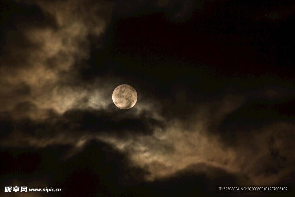 夜空中的朦胧明月
