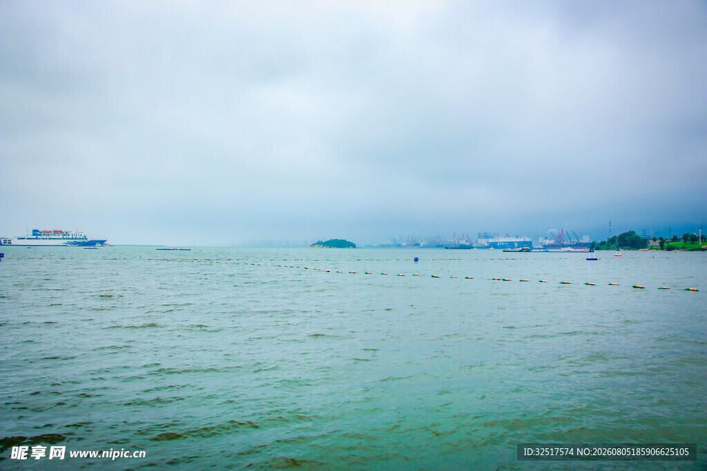 宁静海面的船只与远方风景
