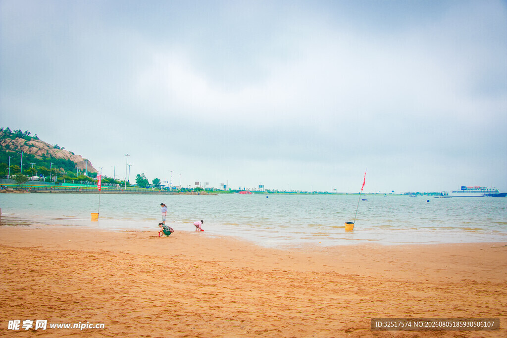 海边沙滩上的休闲场景