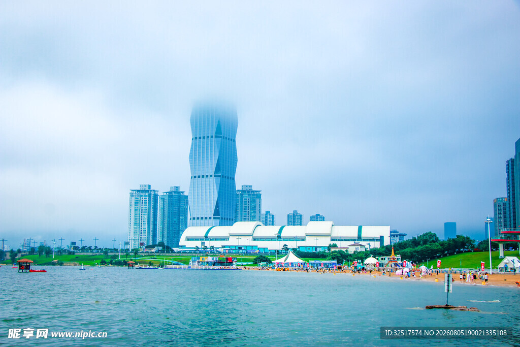 城市河畔的现代建筑景观