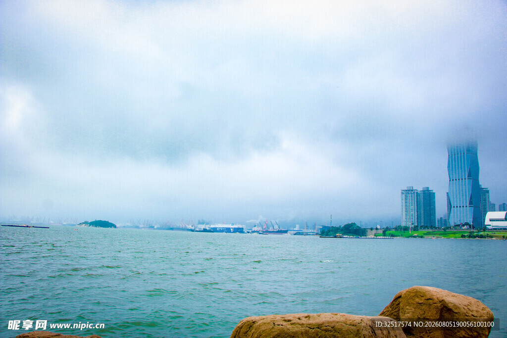 海滨城市风光海天一色