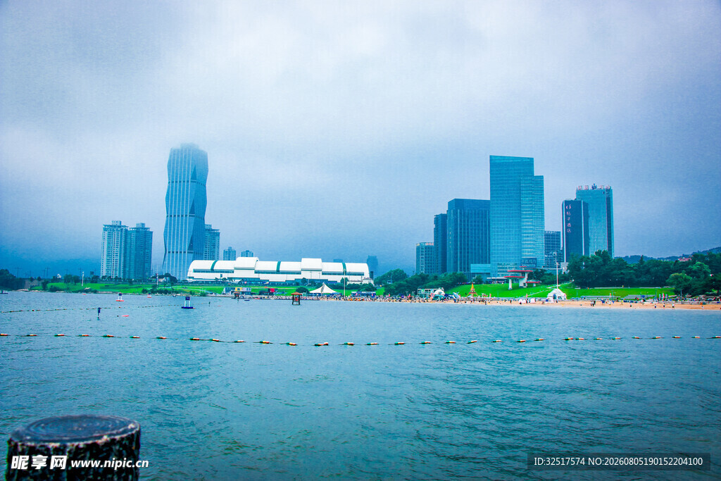 海滨城市天际线美丽风光