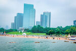 城市湖畔的休闲欢乐场景