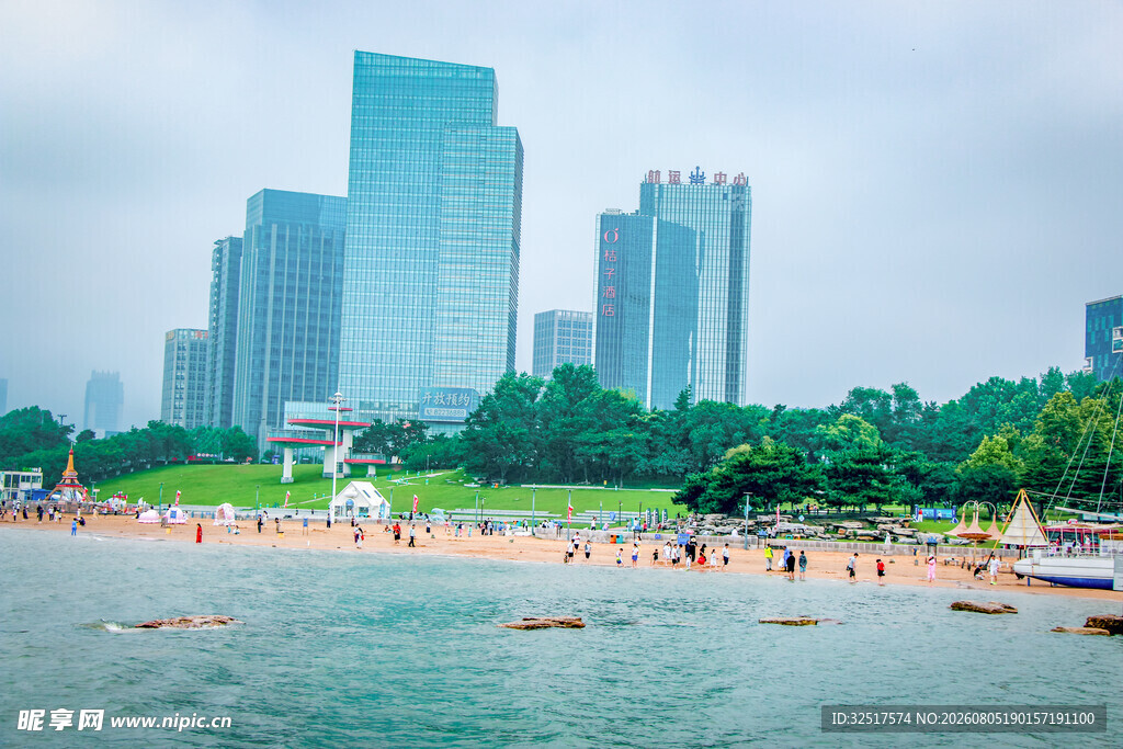 城市湖畔的休闲欢乐场景