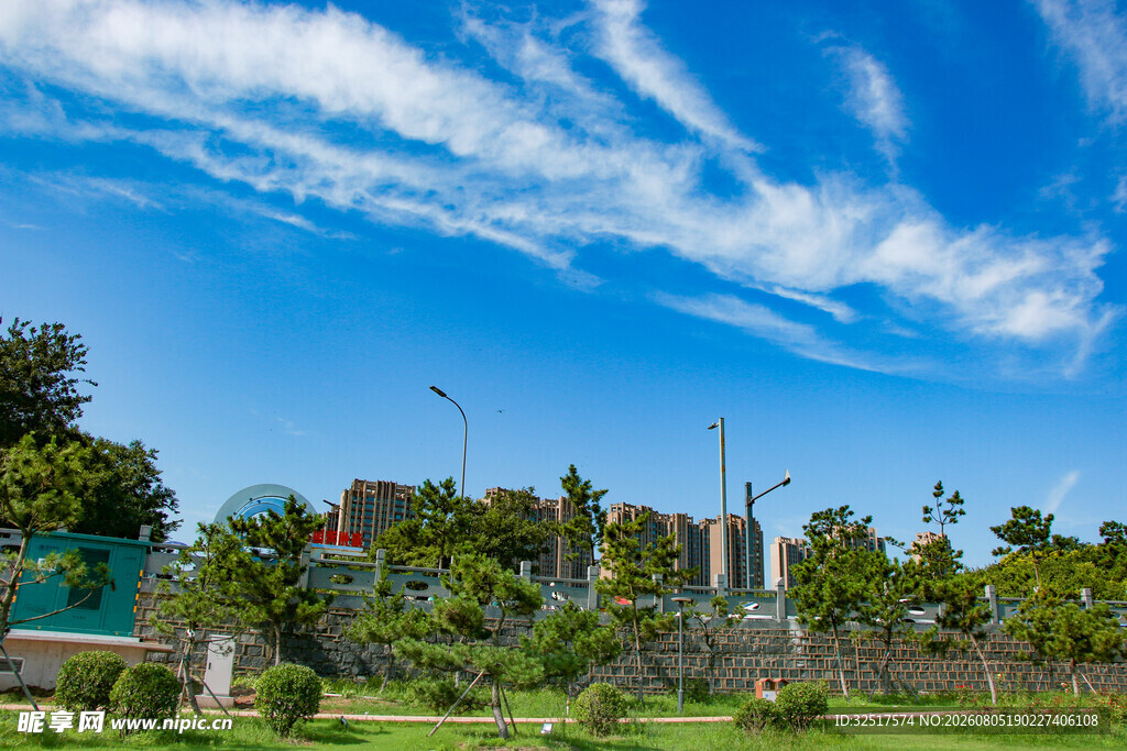 蓝天绿地旁的多彩建筑