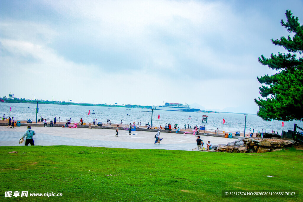 海滨草地休闲场景