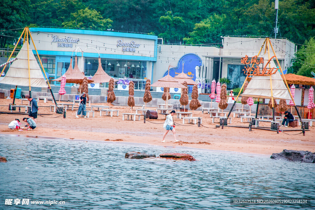 海滨热闹的休闲游乐场景