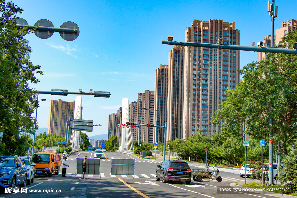城市道路旁的高楼与车流