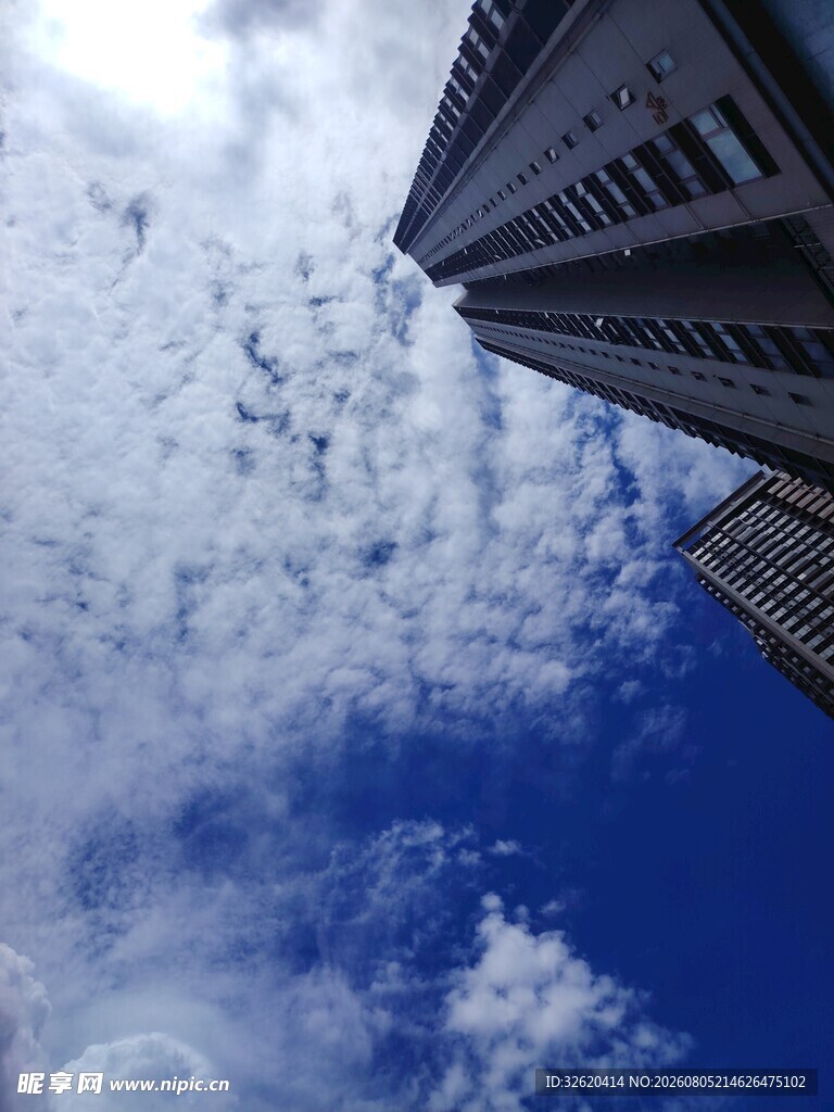 仰望高楼与蓝天白云