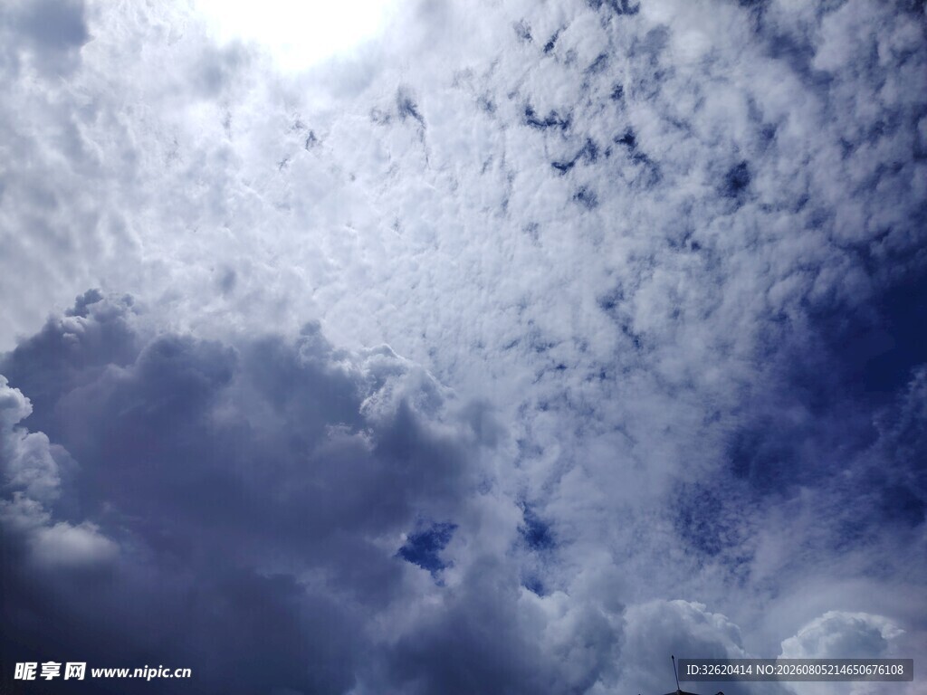 天空中的云朵与阳光