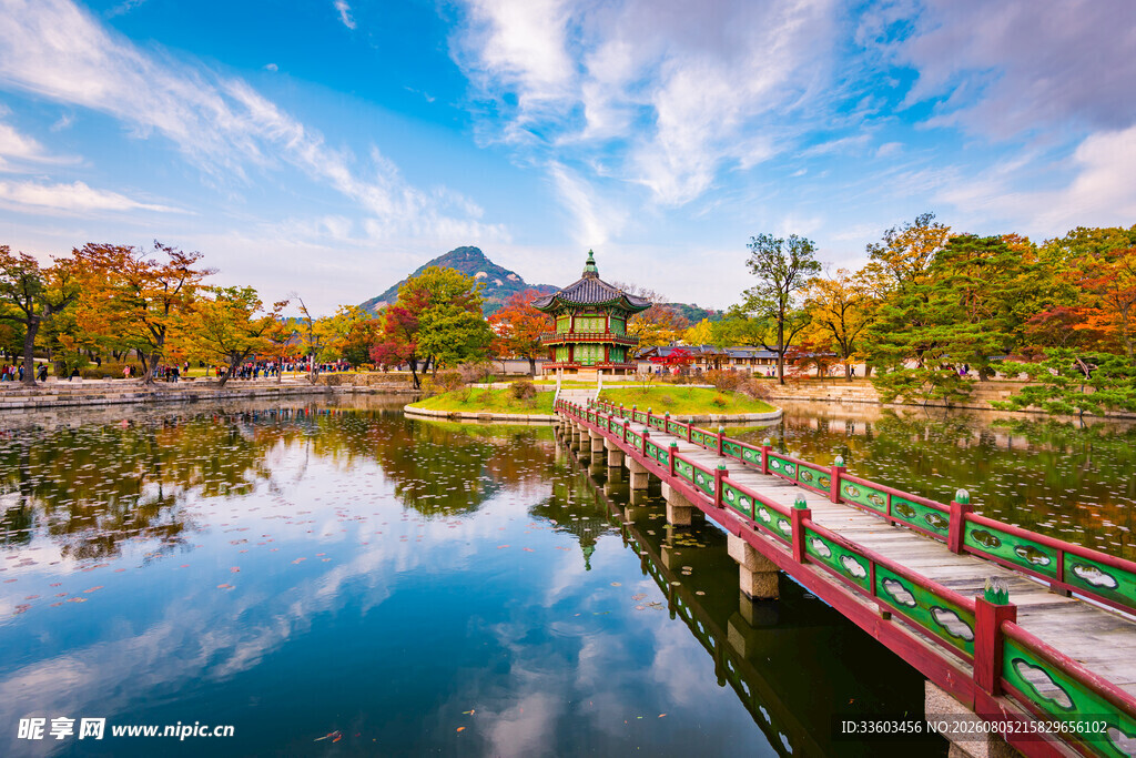 秋日湖畔古桥美景