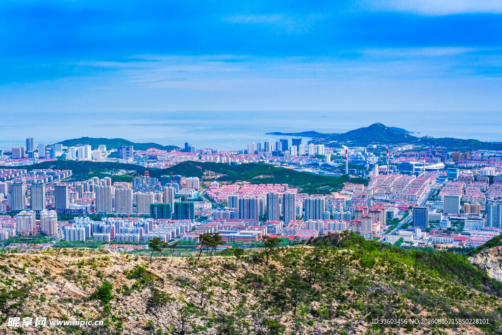俯瞰城市与远山美景