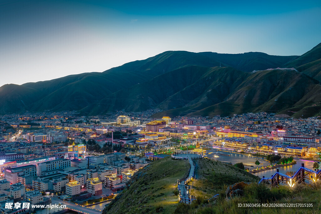 山城夜景璀璨灯火映山峦
