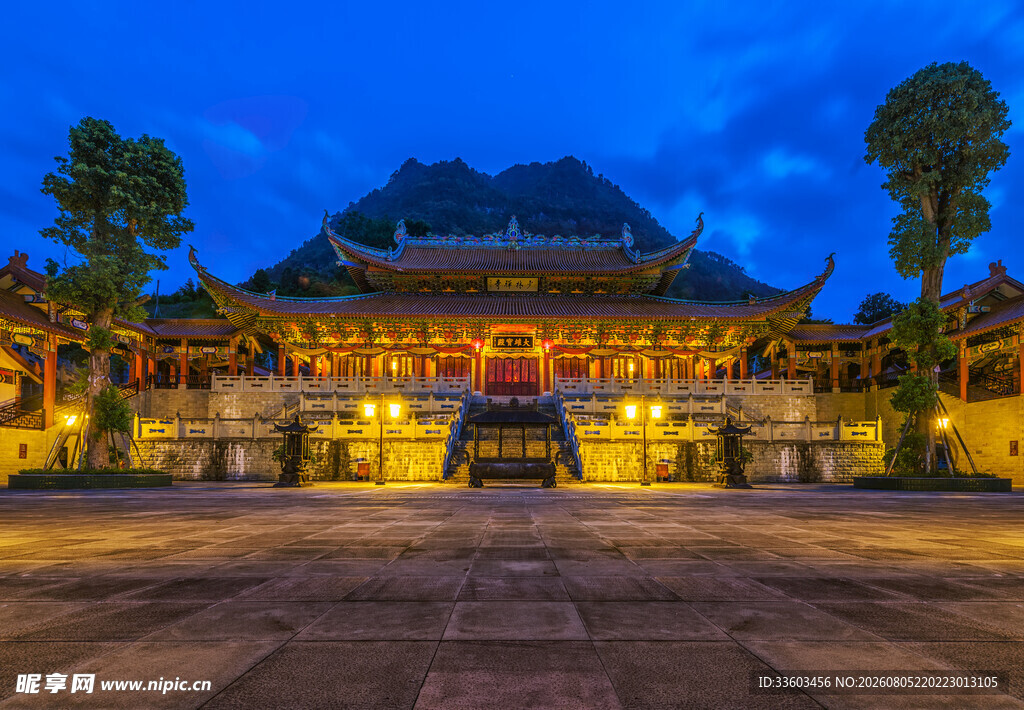 夜幕下的中式古建筑
