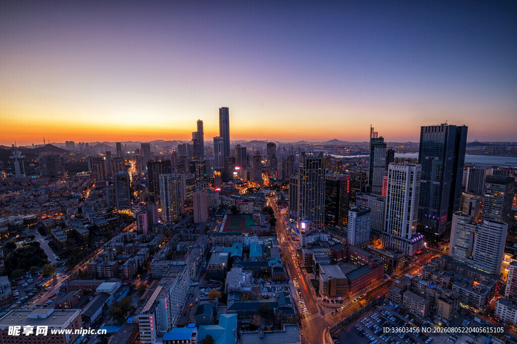 城市黄昏天际线壮丽景观