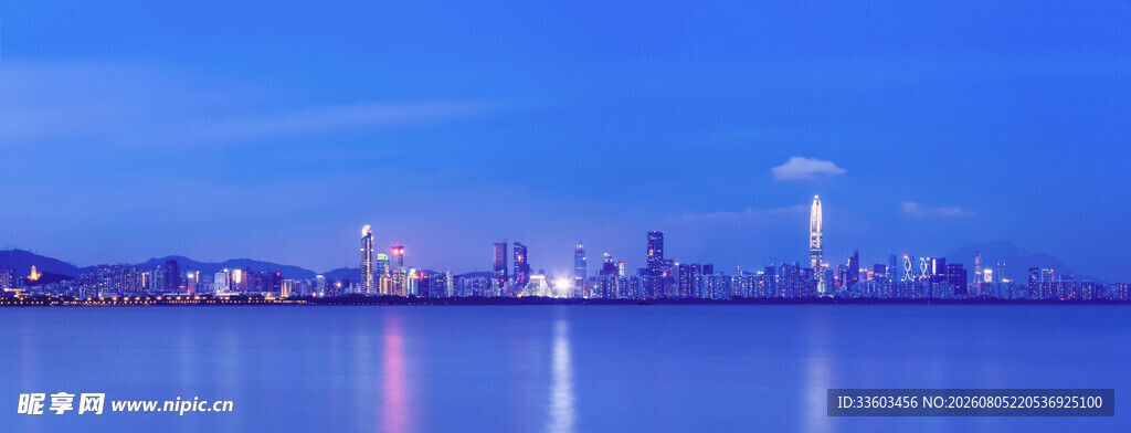 城市湖畔夜景