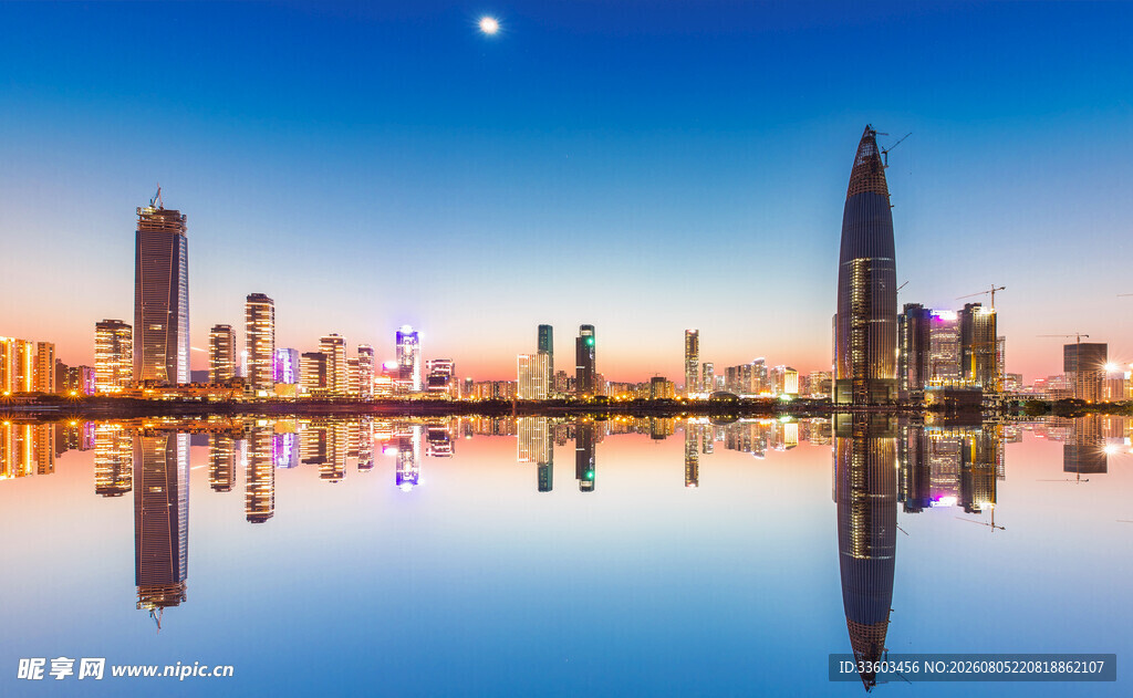 城市夜景倒映于平静湖面