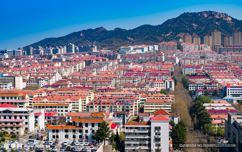 俯瞰红顶城市与远山美景