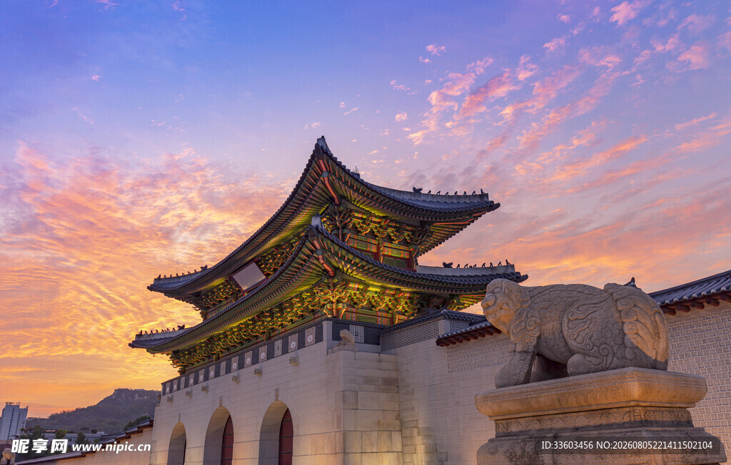 夕阳下的中式古建筑美景