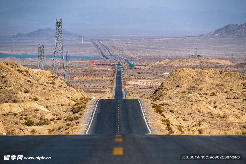 荒漠中的笔直公路景观