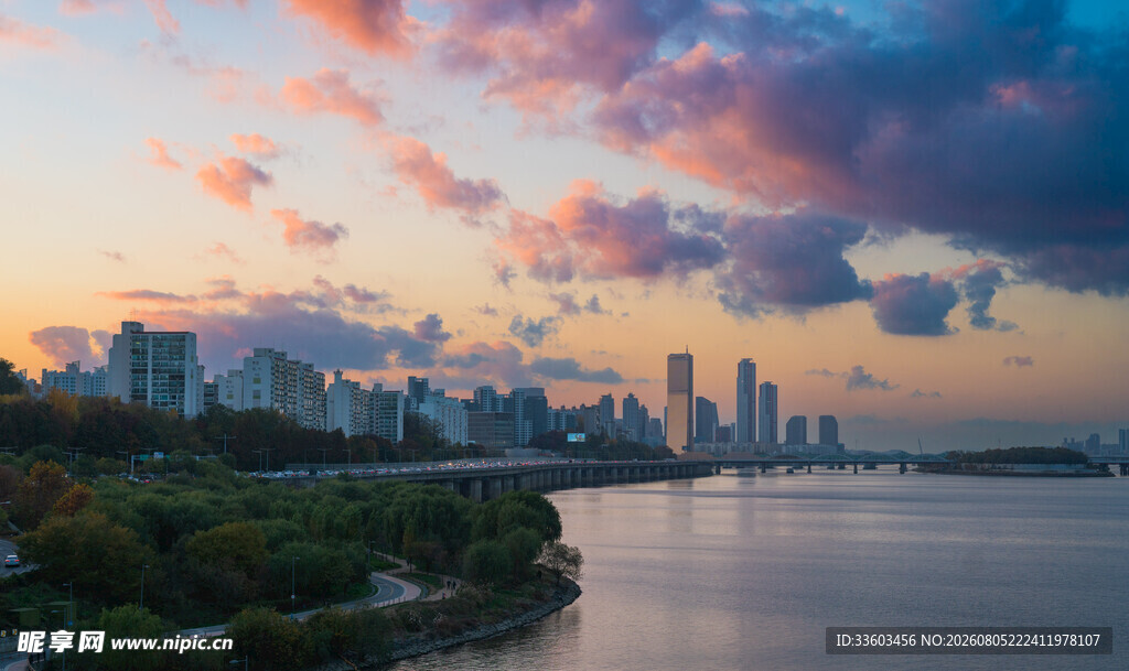 城市河畔绚丽晚霞景观