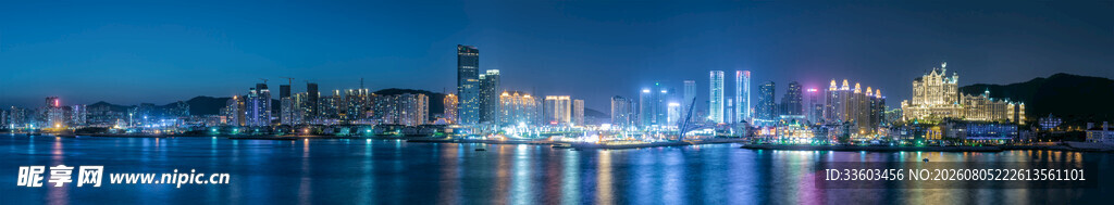 城市夜景璀璨的水边风光