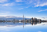 城市天际线与湖面倒影美景