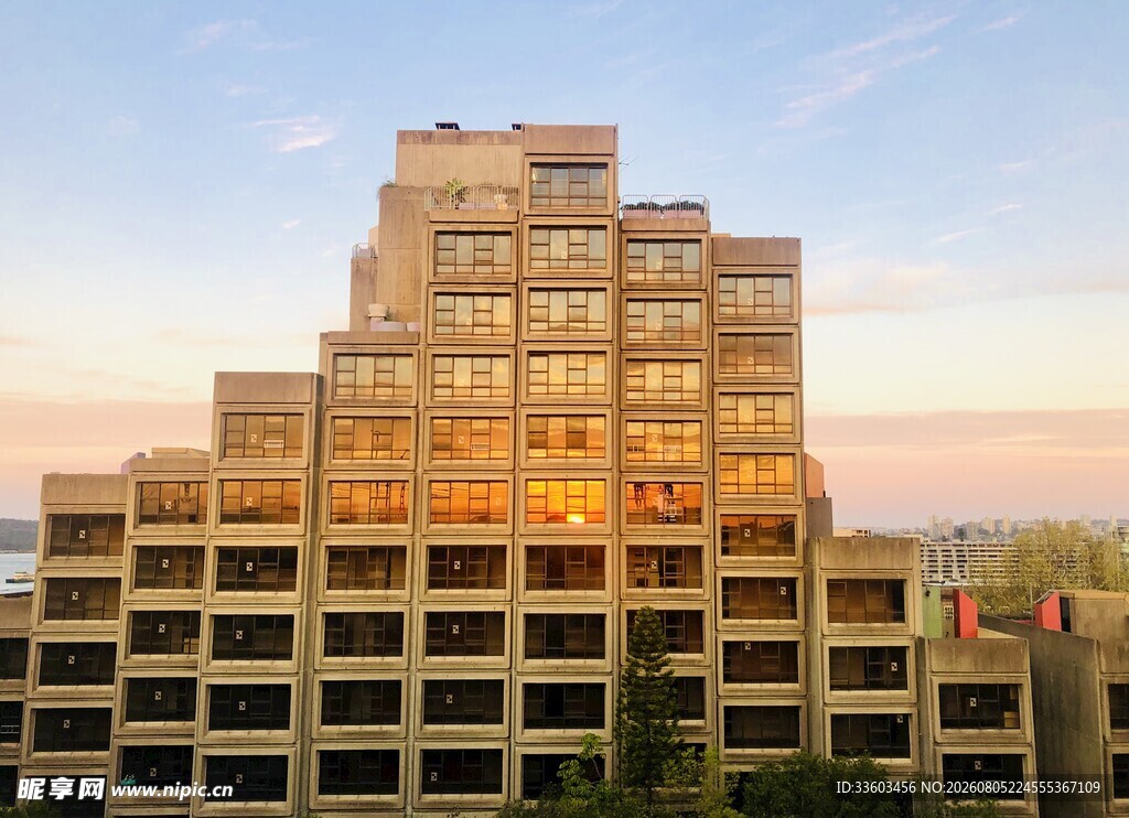 夕阳下的多层建筑景观